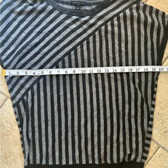 Banana Republic Fine Italian Merino Sweater Diagonal Striped Short Sleeve Top M - Picture 13 of 15